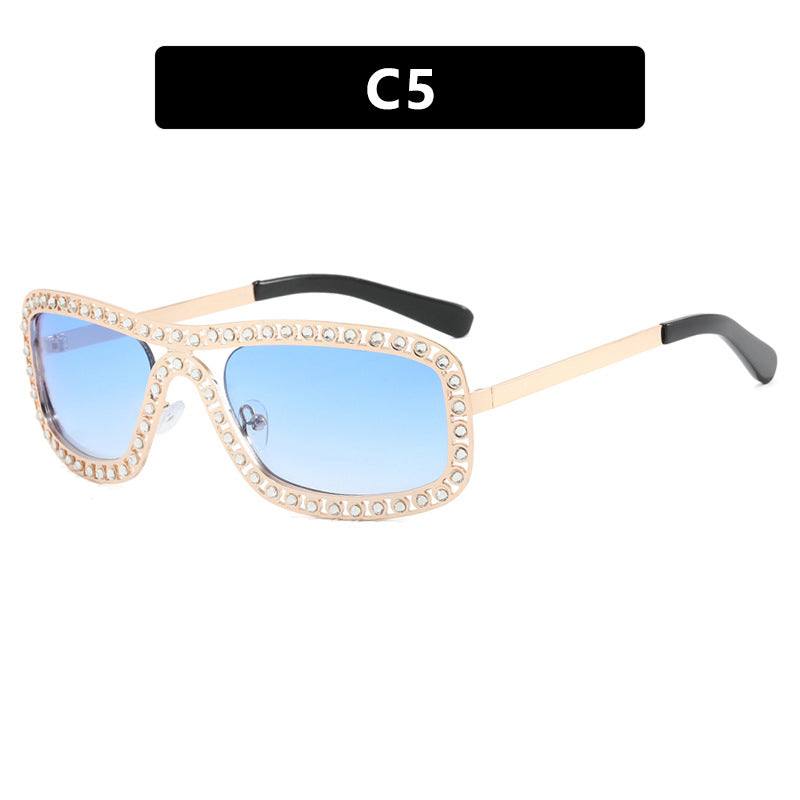 Dame moteriktig solbrille med glitrende ramme Skanto