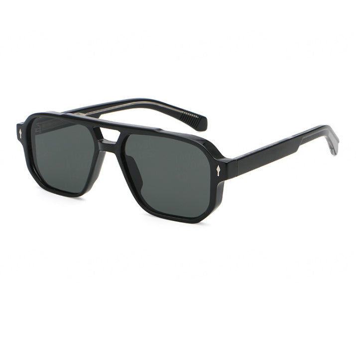 Dame moter solbrille i urban design med polariserte glass Skanto