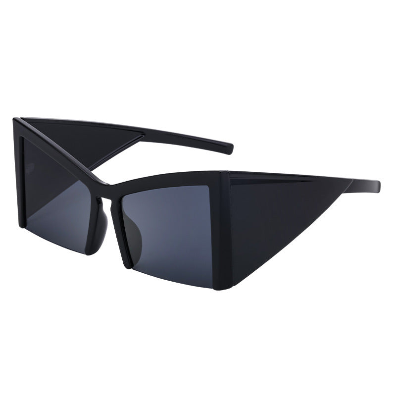 Dame futuristisk solbrille med markant vinkelramme Skanto