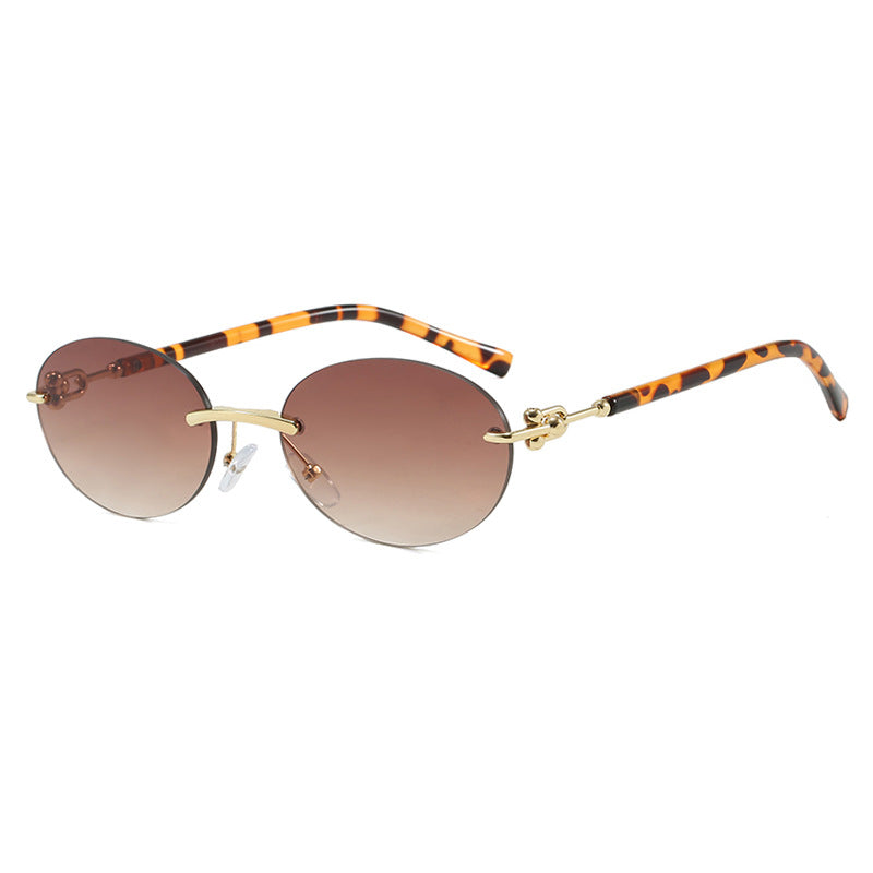 Dame oval solbrille med luksuriøs metallramme og speilbelagte glass Skanto