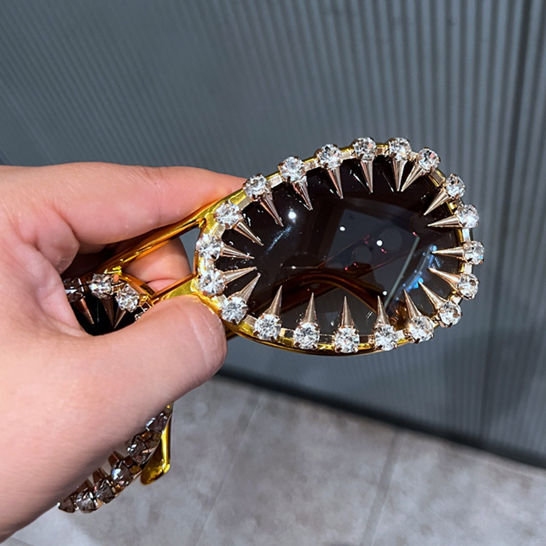 Dame solbrille i futuristisk design med spisse krystalldekorasjoner Skanto
