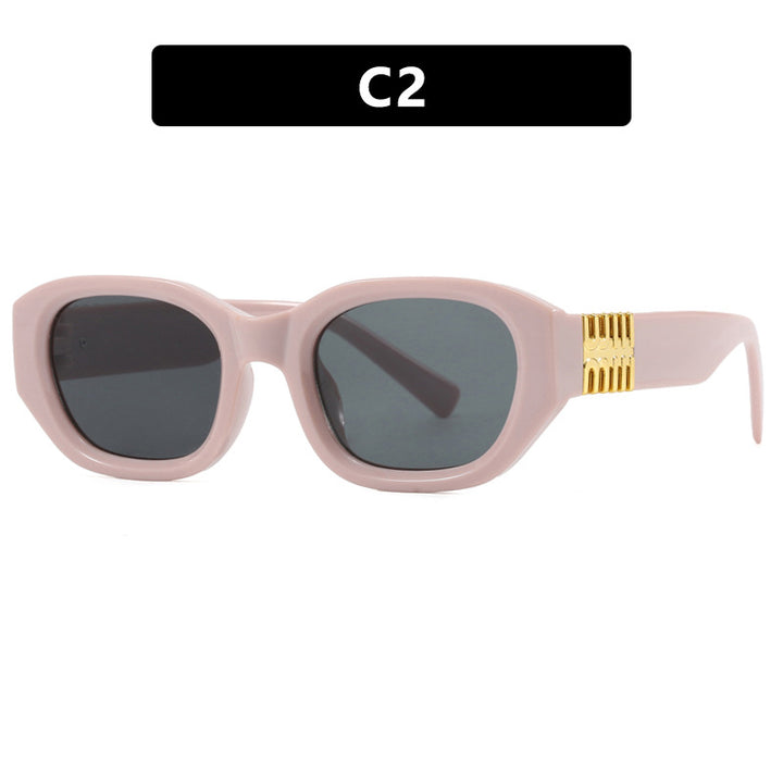 Dame moteriktig solbrille med unikt, geometrisk design og elegante aksenter Skanto
