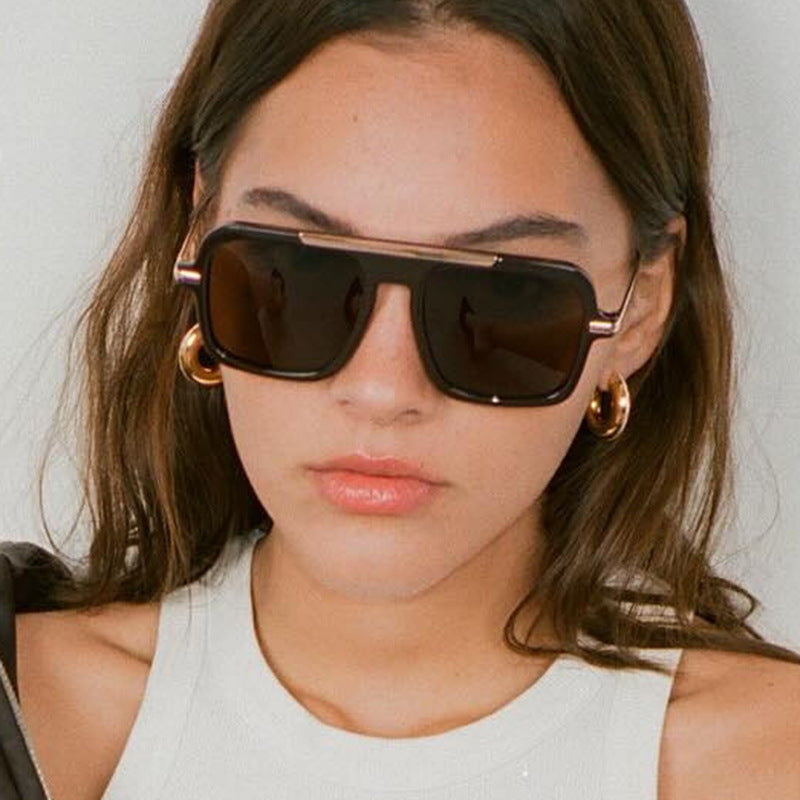 Damer kvadratiske designer solbriller med gullakenter og beskyttende UV-filter Skanto