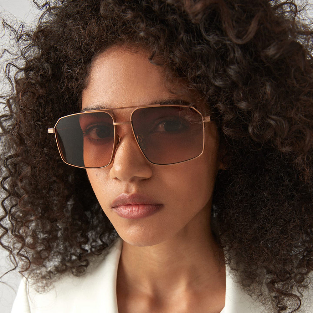 Damer moteriktig solbrille i geometrisk design Skanto