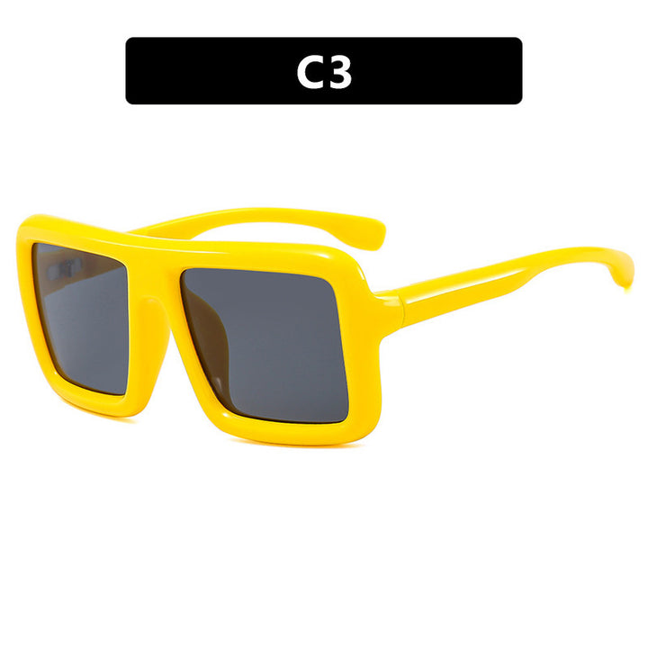 Dame solbrille i moderne, rektangulære design med høy UV-beskyttelsesfunksjon Skanto
