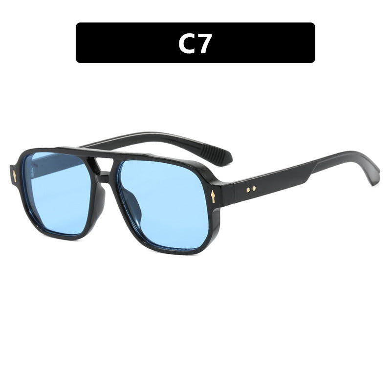 Dame moterik kvadratisk solbrille med luksuriøse detaljer Skanto