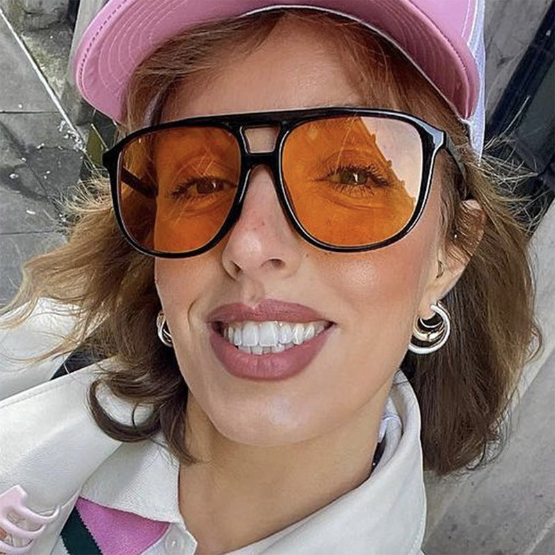 Dame moteriktige solbriller med gjennomsiktig ramme og blå glass Skanto