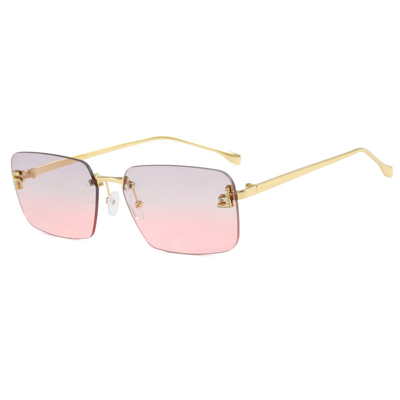 Dame kvadratisk solbrille med elegant gullramme og stilige linser Skanto