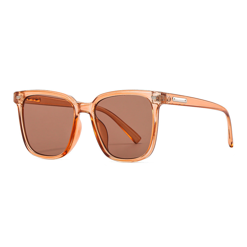 Dame designer solbrille i avslappet stilfull ramme Skanto