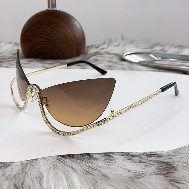 Damer ekstravagant formet Cat-Eye solbrille med glitrende applikasjoner Skanto