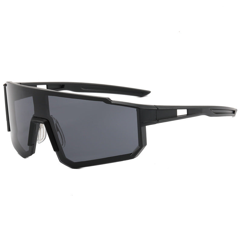 Dame Sporty solbrille med bred UV-beskyttelse og moderne design Skanto