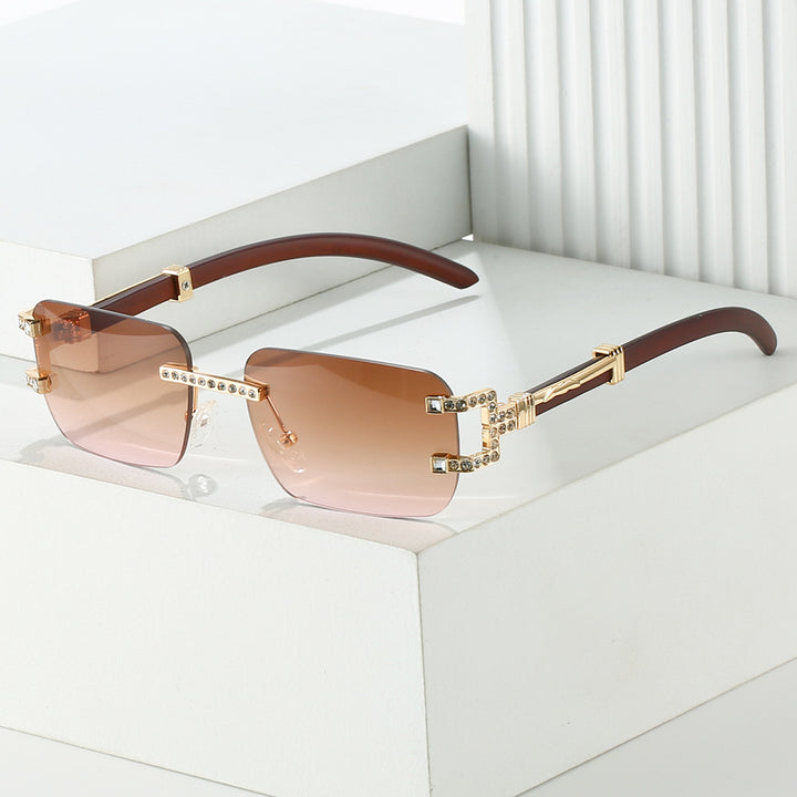 Dame designer solbrille med unik smykkedetalj Skanto
