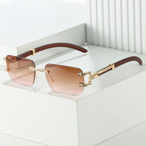 Dame designer solbrille med unik smykkedetalj Skanto
