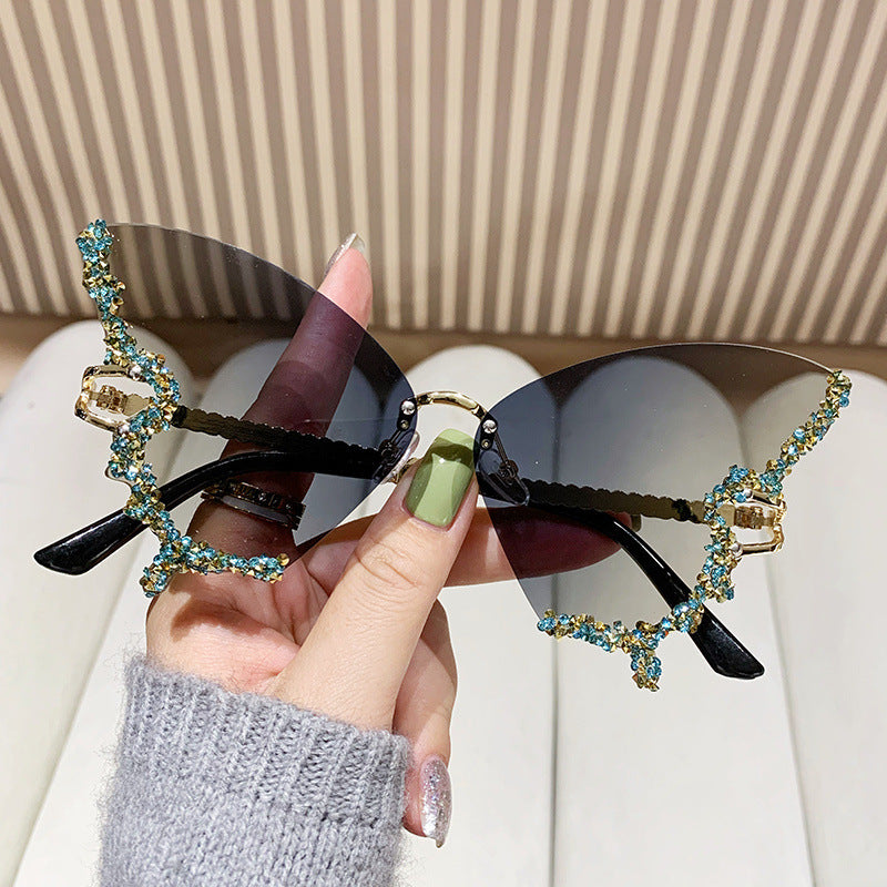 Dame ekstravagante solbriller med glitrende sommerfugl-design Skanto