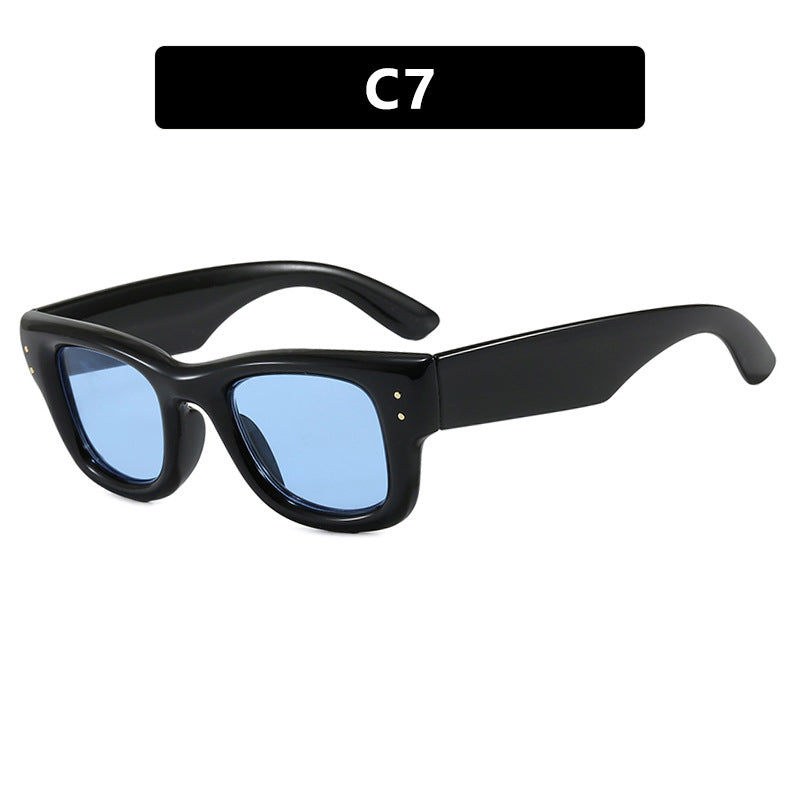 Dame moteriktig solbrille med bred, elegant ramme og beskyttende UV-filter Skanto