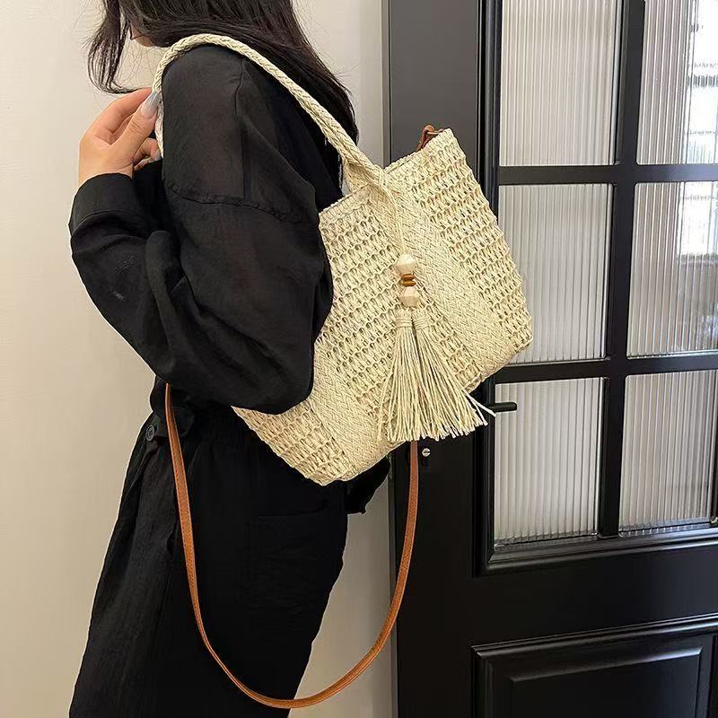 Flettet tote bag med dusker og skinn detaljer Skanto