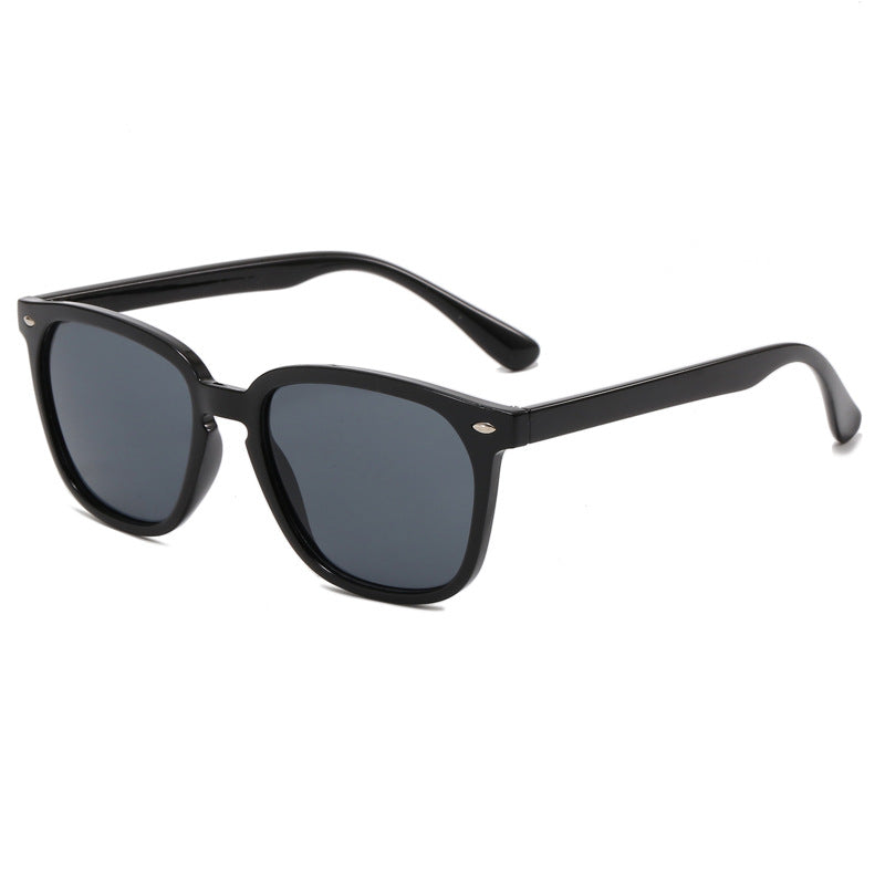 Dame moderne solbriller med elegant visirdesign Skanto