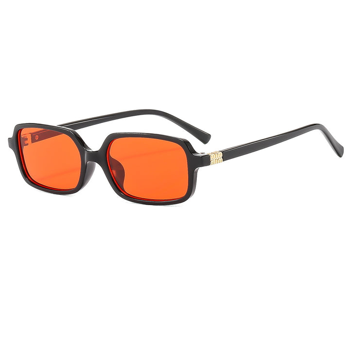 Dame moteriktig solbrille med elegant plastramme og originalt design Skanto