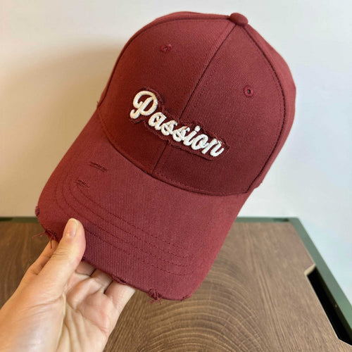 Kvinnes slitt bomull baseballcap med brodert sitat Skanto