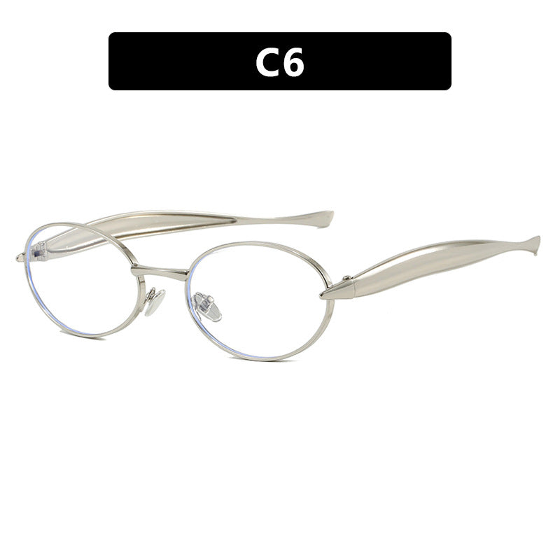 Dame moteriktig solbrille med oval ramme og glitrende detaljer Skanto