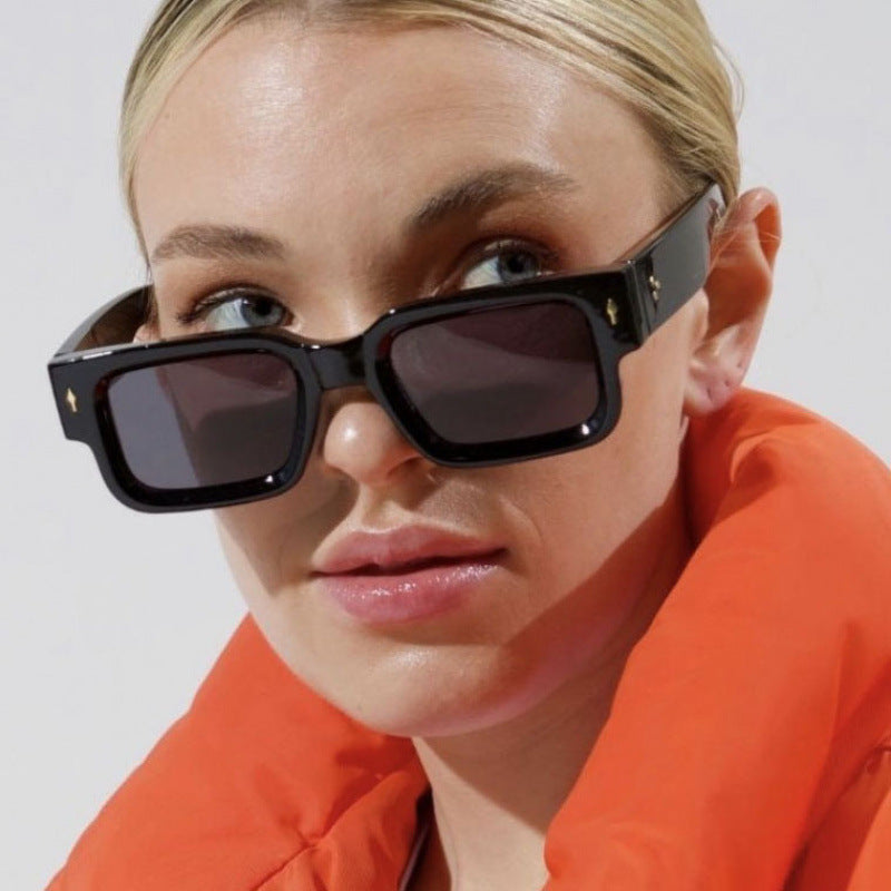 Dame moteriktig kvadratisk solbrille i iøynefallende skjoldpatt-design Skanto