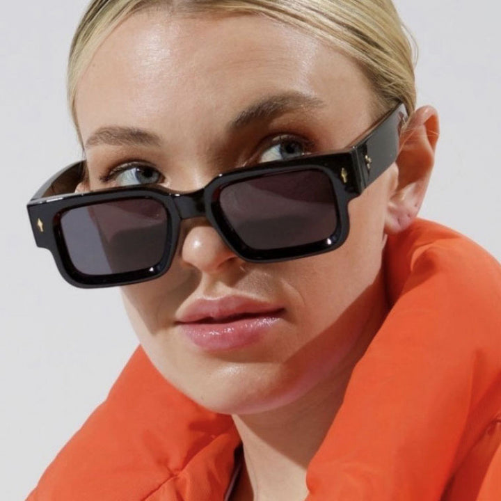 Dame moteriktig kvadratisk solbrille i iøynefallende skjoldpatt-design Skanto