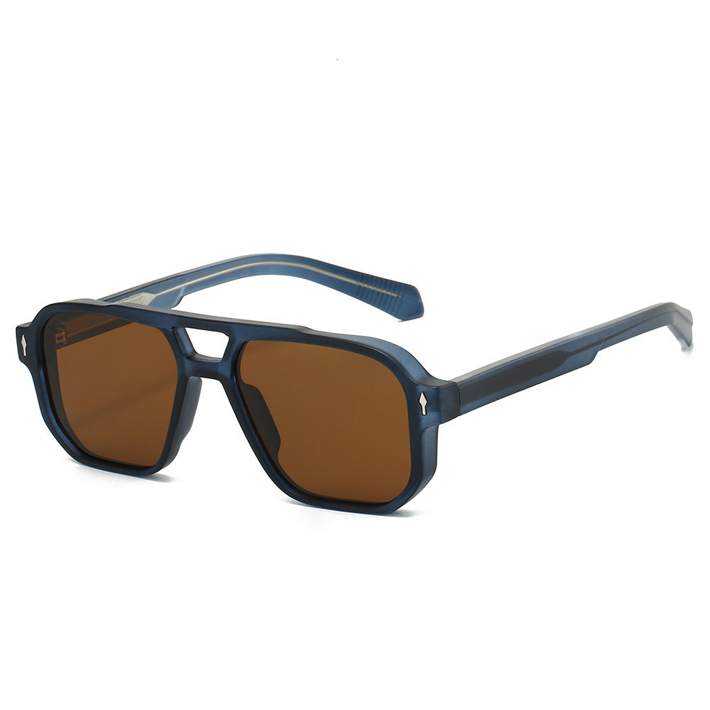 Dame moter solbrille i urban design med polariserte glass Skanto