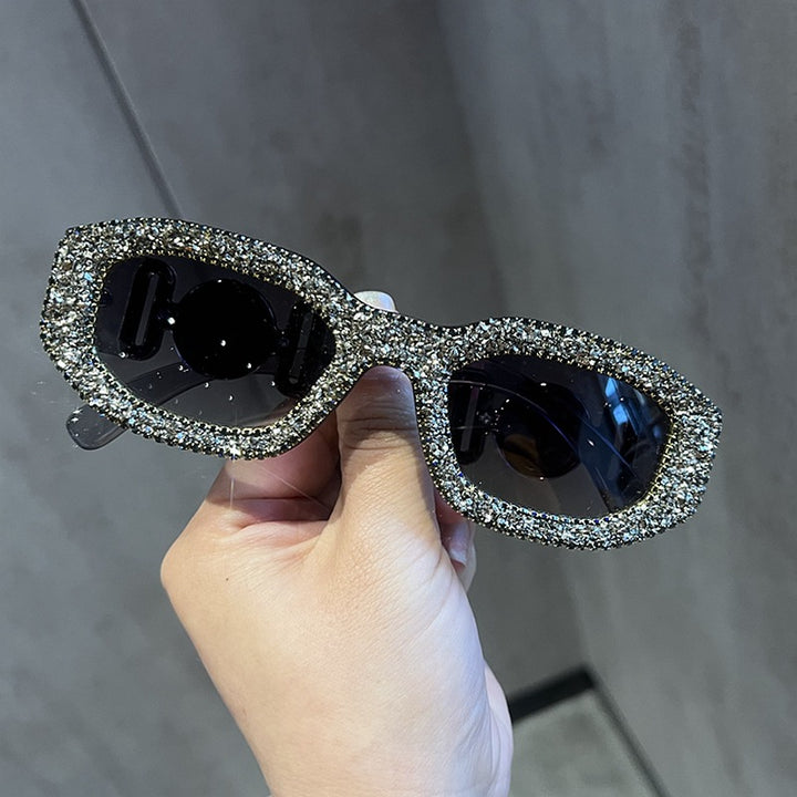 Dame fashionable solbrille med glitrende strassramme Skanto