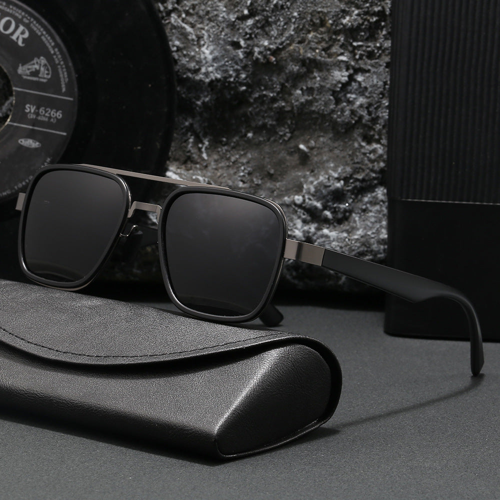 Dame moteriktig solbrille med firkantet ramme og innovative linser Skanto