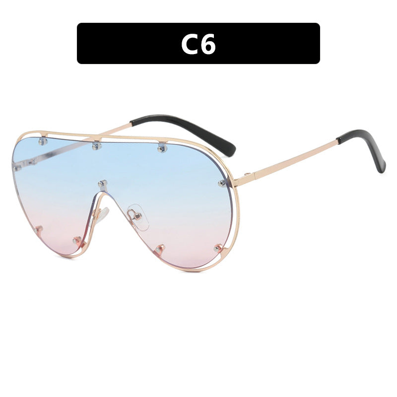 Dame moteriktig oversized solbrille i stilig retro-design Skanto