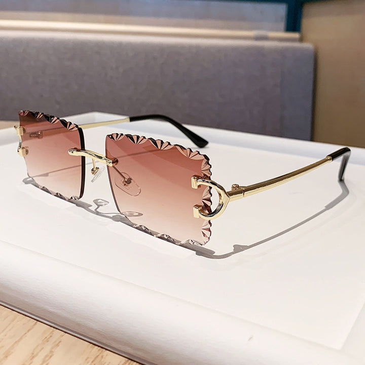 Damer moteriktige solbriller med leken ramme Skanto
