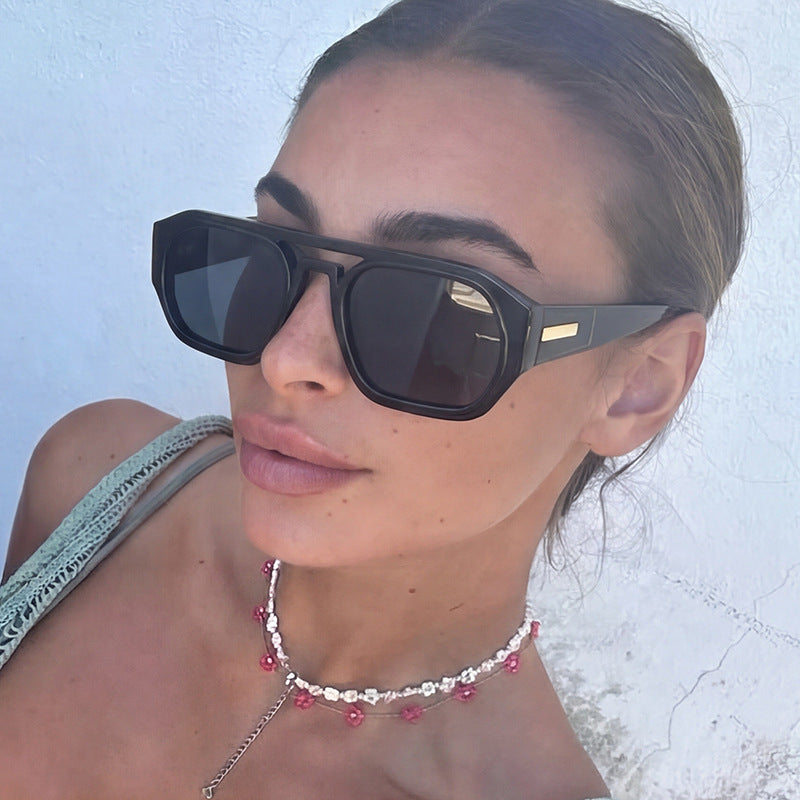 Dame moteriktig rektangulær brille med elegant metalled accent Skanto
