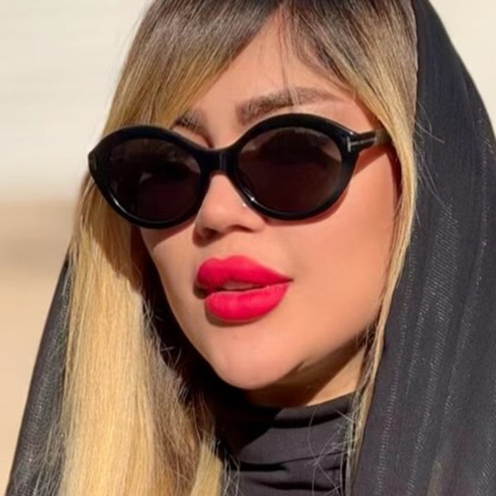 Dame moteriktig solbrille med innovativ oval ramme og UV-beskyttelse Skanto