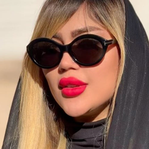 Dame moteriktig solbrille med innovativ oval ramme og UV-beskyttelse Skanto