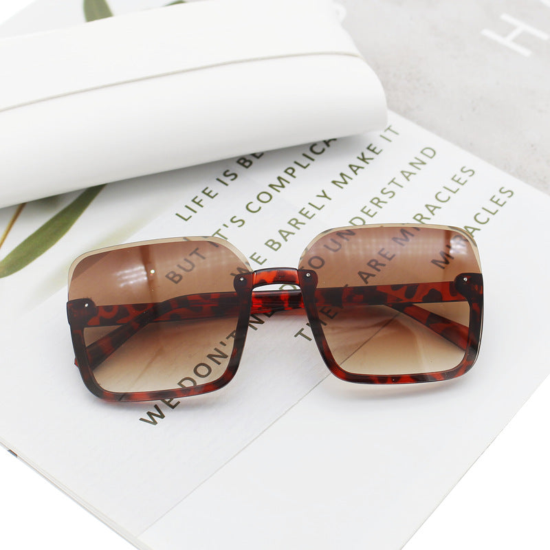 Dame kvadratisk solbrille med ekstravagant leopardmønster Skanto