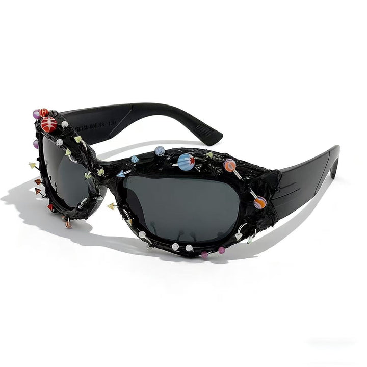 Dame solbrille med kreativ dekor og markant ramme Skanto