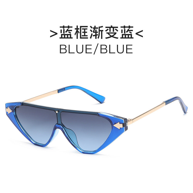 Dame futuristisk solbrille med markant design Skanto
