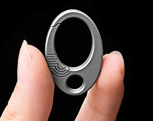 Skanto | Eksklusiv Mini Ren Titan Nøkkelring: EDC Press-Lock Charm Verktøy