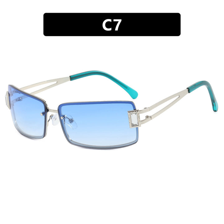 Dame stilig solbrille med elegante trapezformede glass og filigran metallramme Skanto
