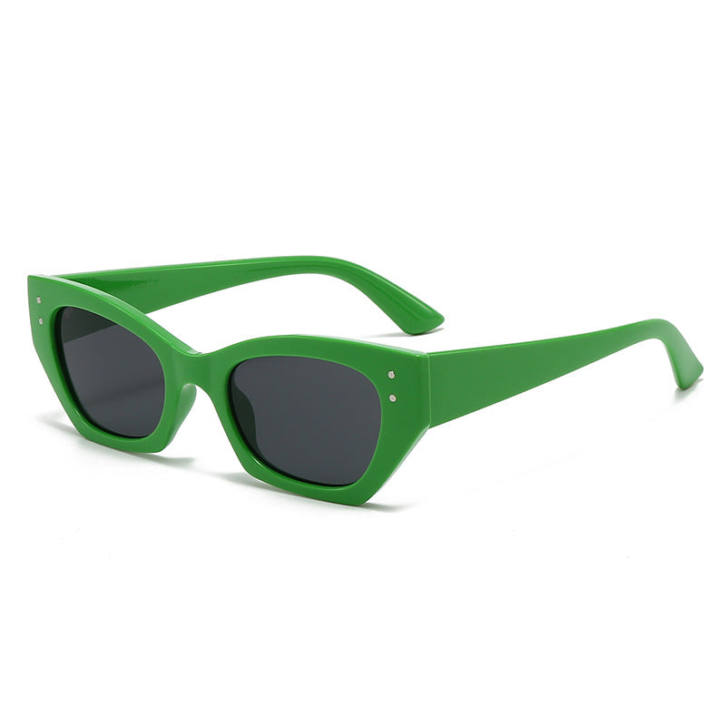 Dame moderne motefull solbrille i innovativt design Skanto