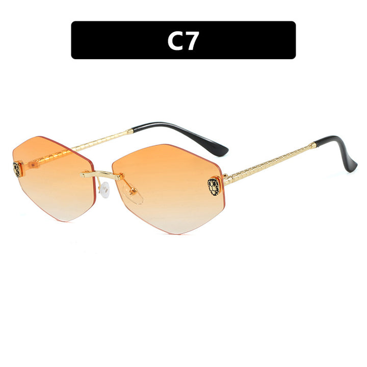 Dame geometrisk solbrille i moderne design med elegant metallramme Skanto