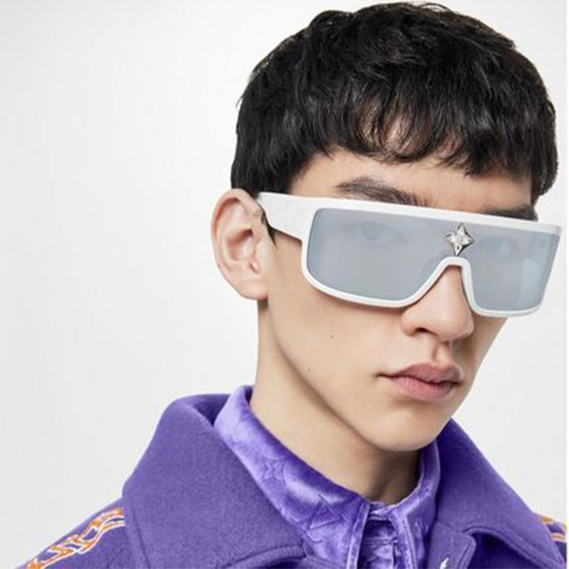 Dame solbriller i futuristisk oversized design med glitrende dekor Skanto