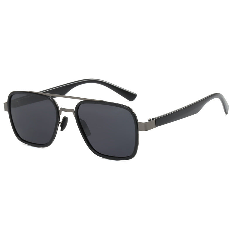Dame moteriktig solbrille med firkantet ramme og innovative linser Skanto