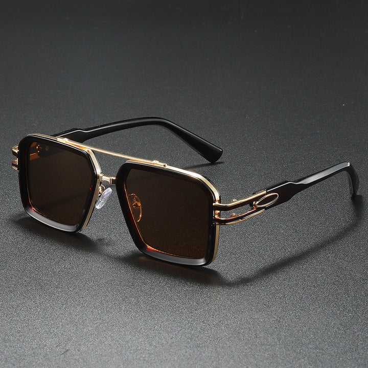Dame moteriktig solbrille i moderne kantet design Skanto