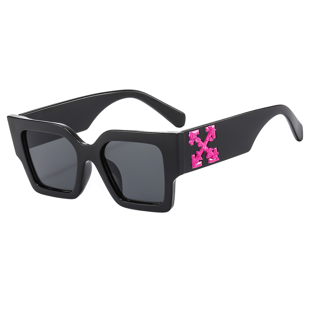 Dame designer solbrille med iøynefallende geometrisk ramme Skanto