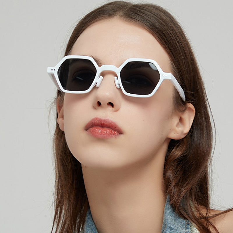 Dame heksagonal solbrille i moderne design med beskyttende linser Skanto