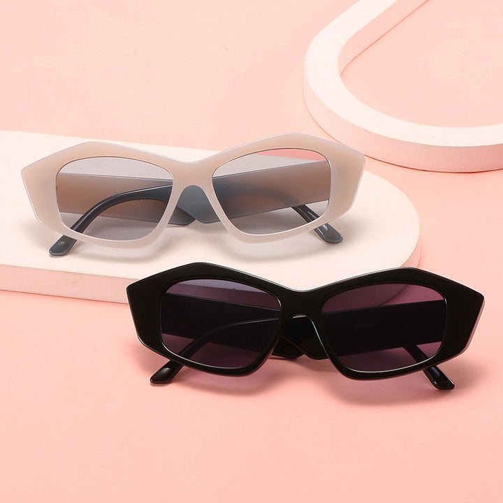 Dame geometrisk solbrille med unik, futuristisk design Skanto