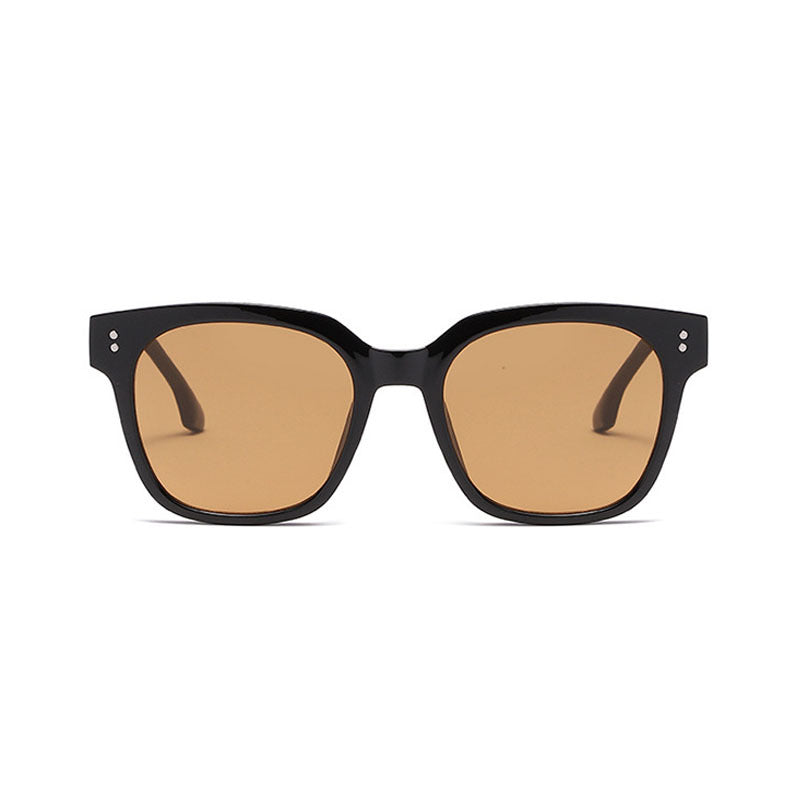 Dame solbrille i innovativ design med bred ramme Skanto