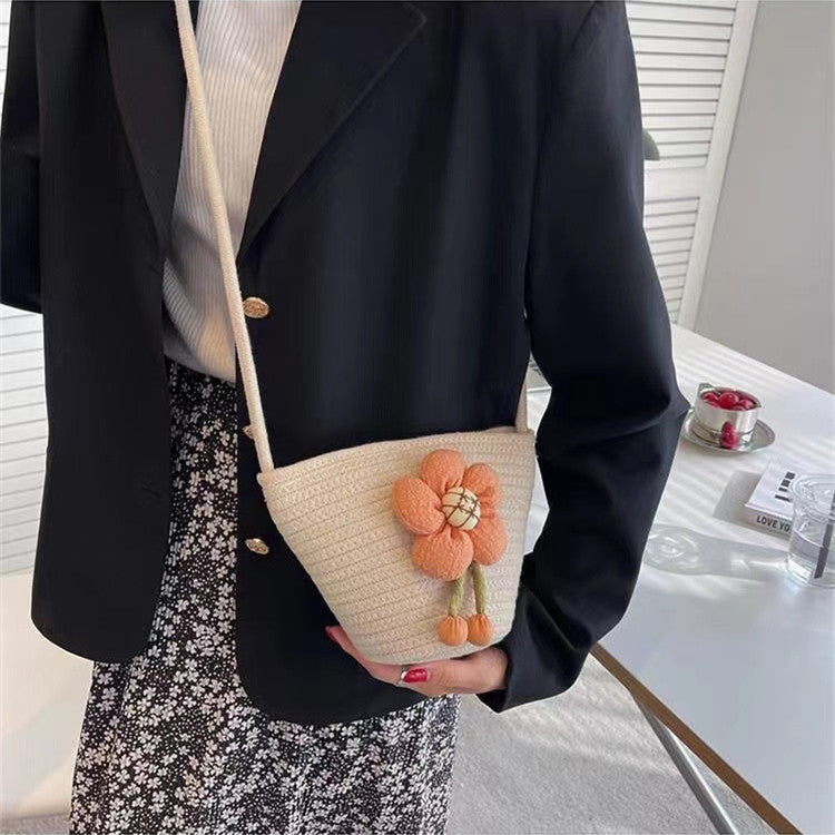 Håndlaget skulderveske med blomsterapplikasjon Skanto