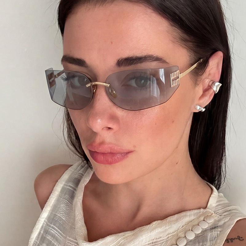 Dame futuristisk designer solbrille med uvanlig ramme og UV-beskyttelse Skanto